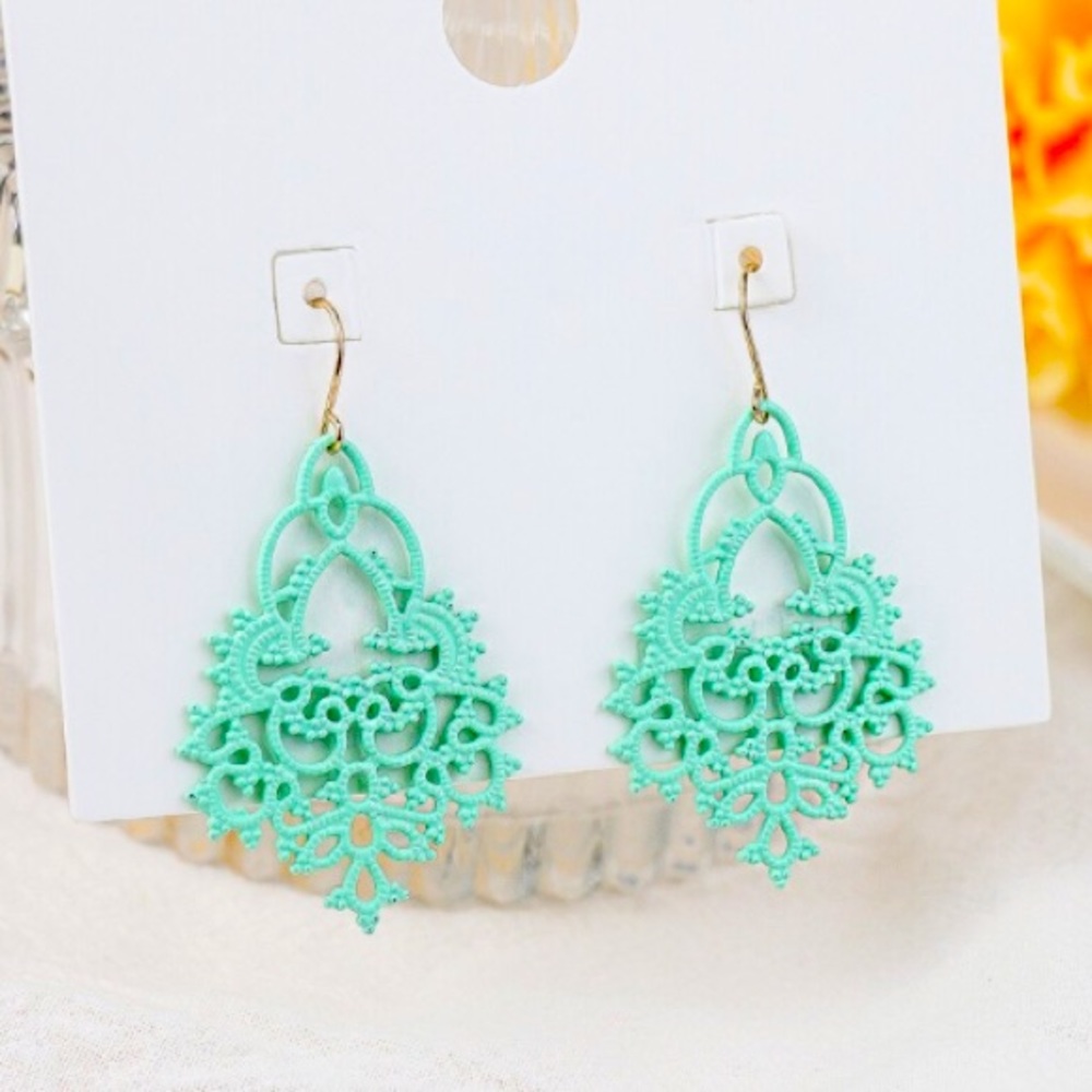 🌸2/$28 OR 🌺3/$33 Mint Lace Earrings (Metallic)